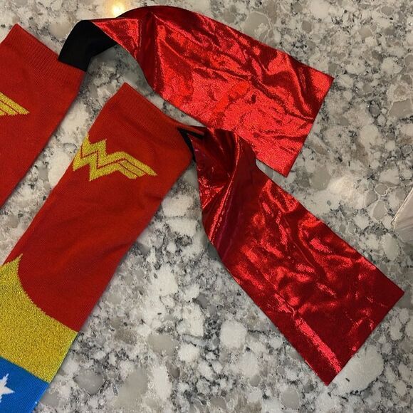 Caped Wonder Woman Socks - DC Comics - Picture 7 of 8